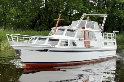 witte motorjacht op rustig water