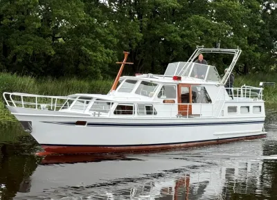 witte motorjacht op rustig water