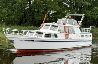 witte motorboot op rustig water