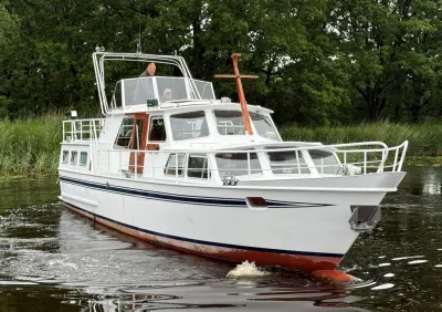 wit motorjacht varend op rustig water