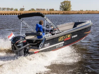 consoleboot op water met bestuurder