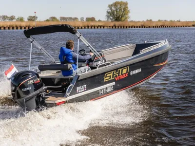 consoleboot varend op open water