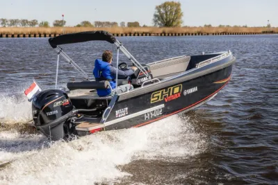 consoleboot op water met bestuurder