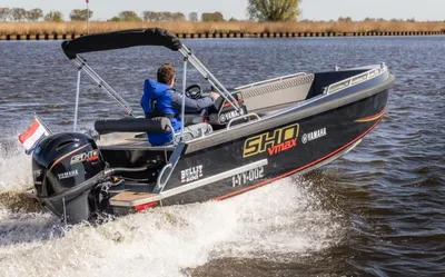 consoleboot varend op open water