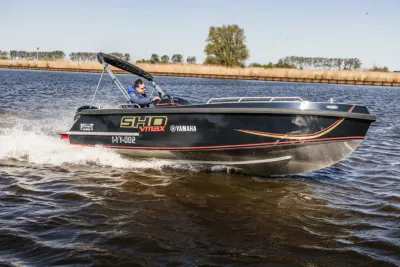 consoleboot varend op het water