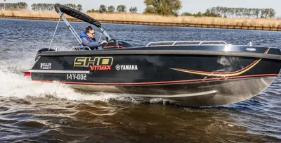 consoleboot op water met bestuurder