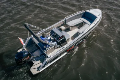 aluminium consoleboot op het water, bovenaanzicht