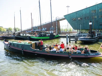 open rondvaartboot met passagiers in haven