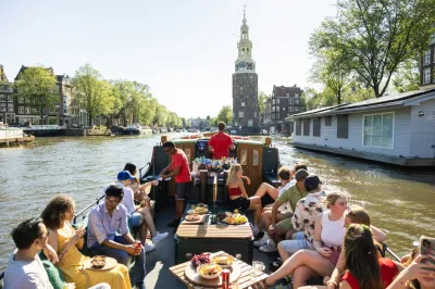 rondvaartboot met passagiers op grachten