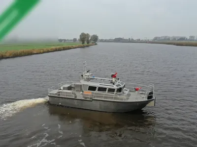 aluminium werkboot op rivier