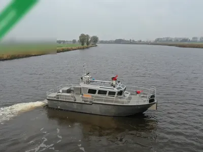 aluminium werkboot op een rivier
