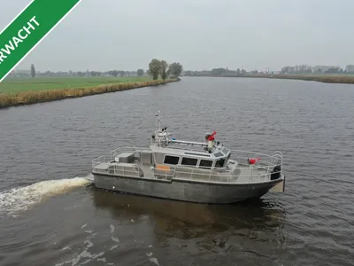 aluminium werkboot op rivier