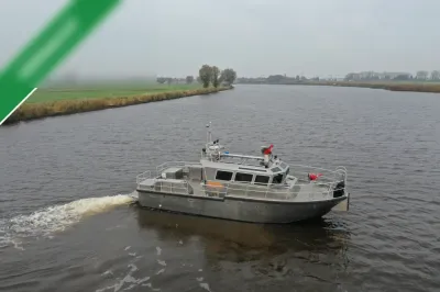 aluminium werkboot op rivier