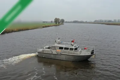 aluminium werkboot op een rivier