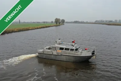 aluminium werkboot op rivier