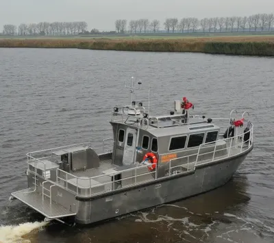aluminium werkboot op het water