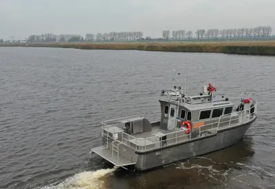 aluminium werkboot op rivier