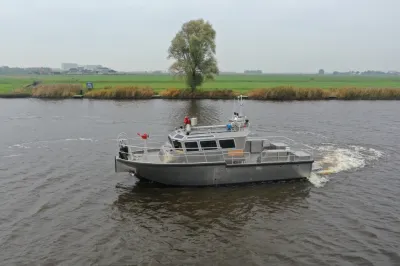 aluminium werkboot op rivier
