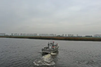aluminium werkboot op rivier