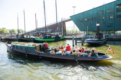 rondvaartboot met passagiers in haven