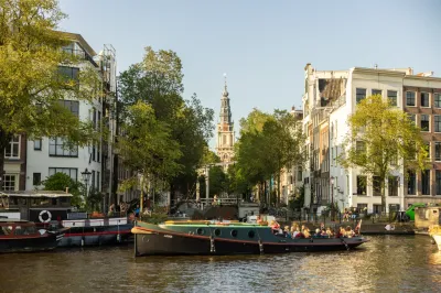 rondvaartboot op gracht met passagiers