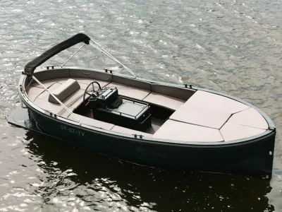 donkergroene sloep op het water