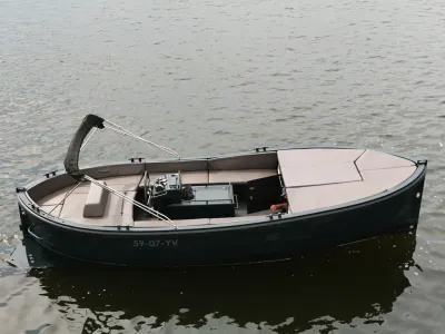 donkergroene sloep op water