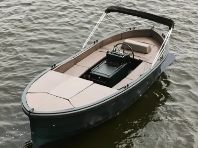 sloep op water met zonnedek en stuurconsole