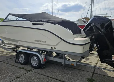 motorboot op trailer met afdekzeil