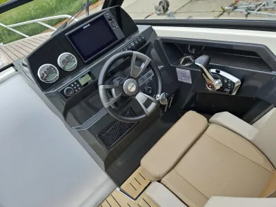 stuurconsole en bestuurdersstoel