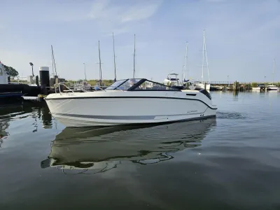 witte cuddy-boot in jachthaven