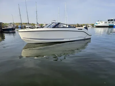 witte cuddy sportboot in rustige haven