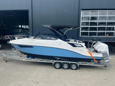 sportcruiser op trailer voor loods