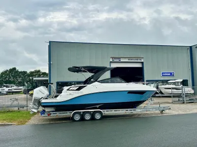sportcruiser op trailer voor bedrijfsloods