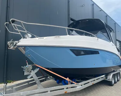 boot op trailer bij showroom