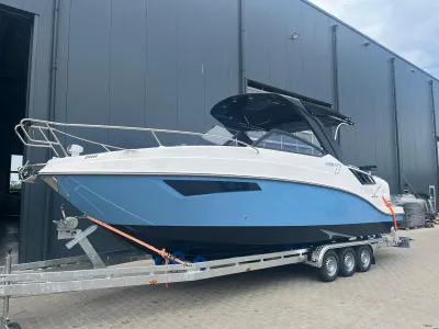 boot op trailer bij bedrijfshal