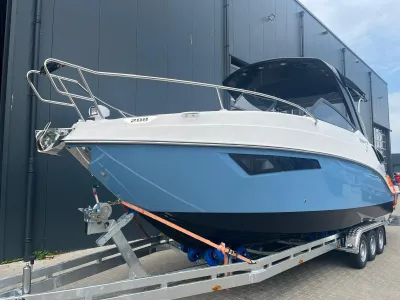 sportcruiser op trailer bij loods