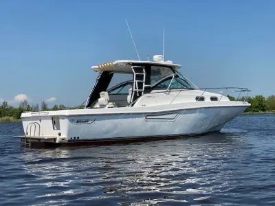 sportvisboot op rustig water