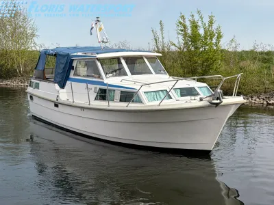 motorboot op rustig water langs groene oever