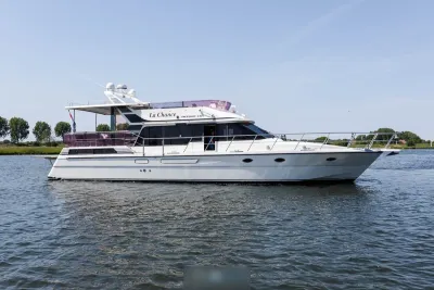 wit motorjacht op rustig water