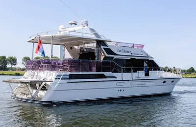 wit motorjacht op water