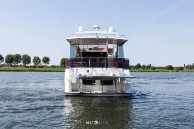 Achteraanzicht motorjacht op rivier