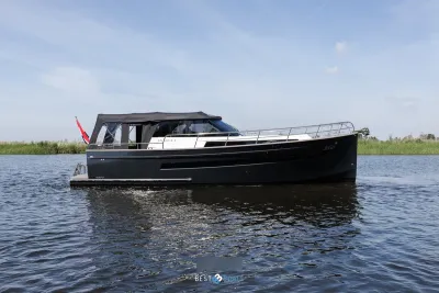motorjacht op rustig water