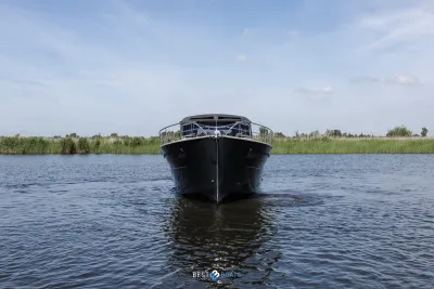 motorjacht vooraanzicht op water