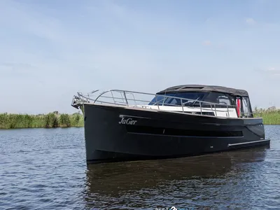 motorjacht op rustig water, zijaanzicht