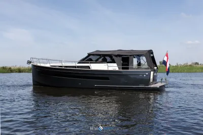 grijs motorjacht op rustig water