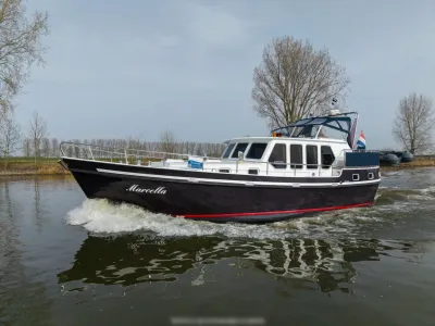 Motorjacht varend op kanaal