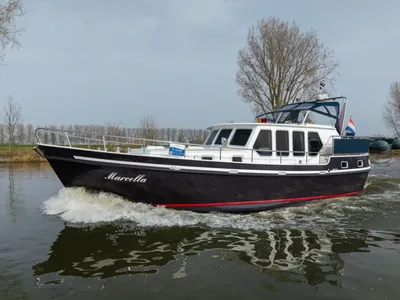 Motorjacht varend op kanaal