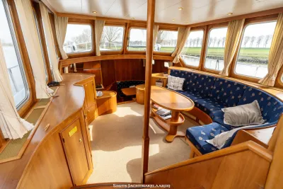 houten saloninterieur met zithoek en ramen