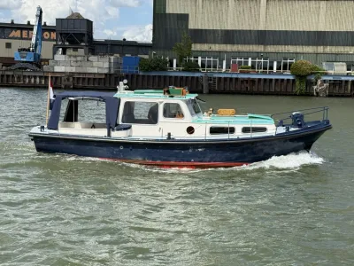 witte en blauwe vlet op water bij kade
